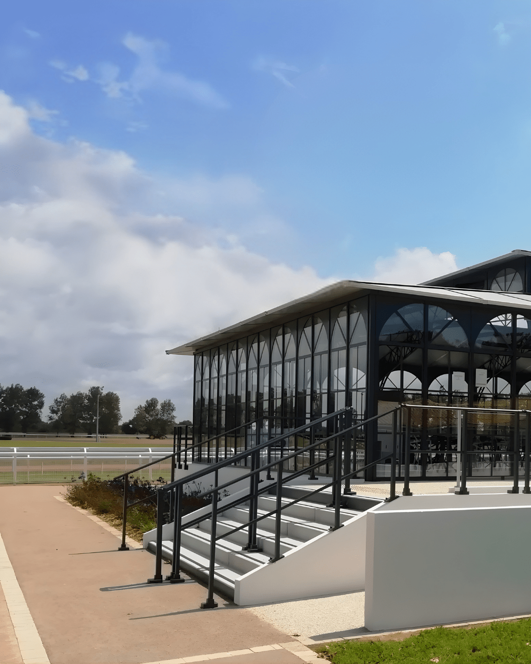 Orangerie à coté d'un hippodrome