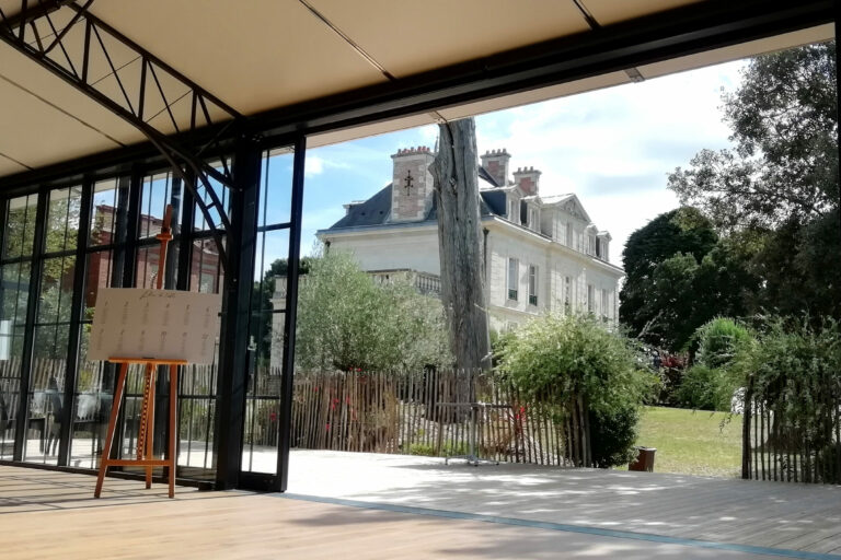 Vue intérieure d'une orangerie sur un domaine