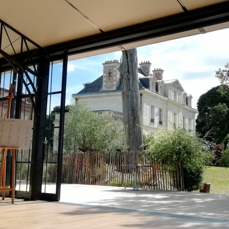 Vue intérieure d'une orangerie sur un domaine