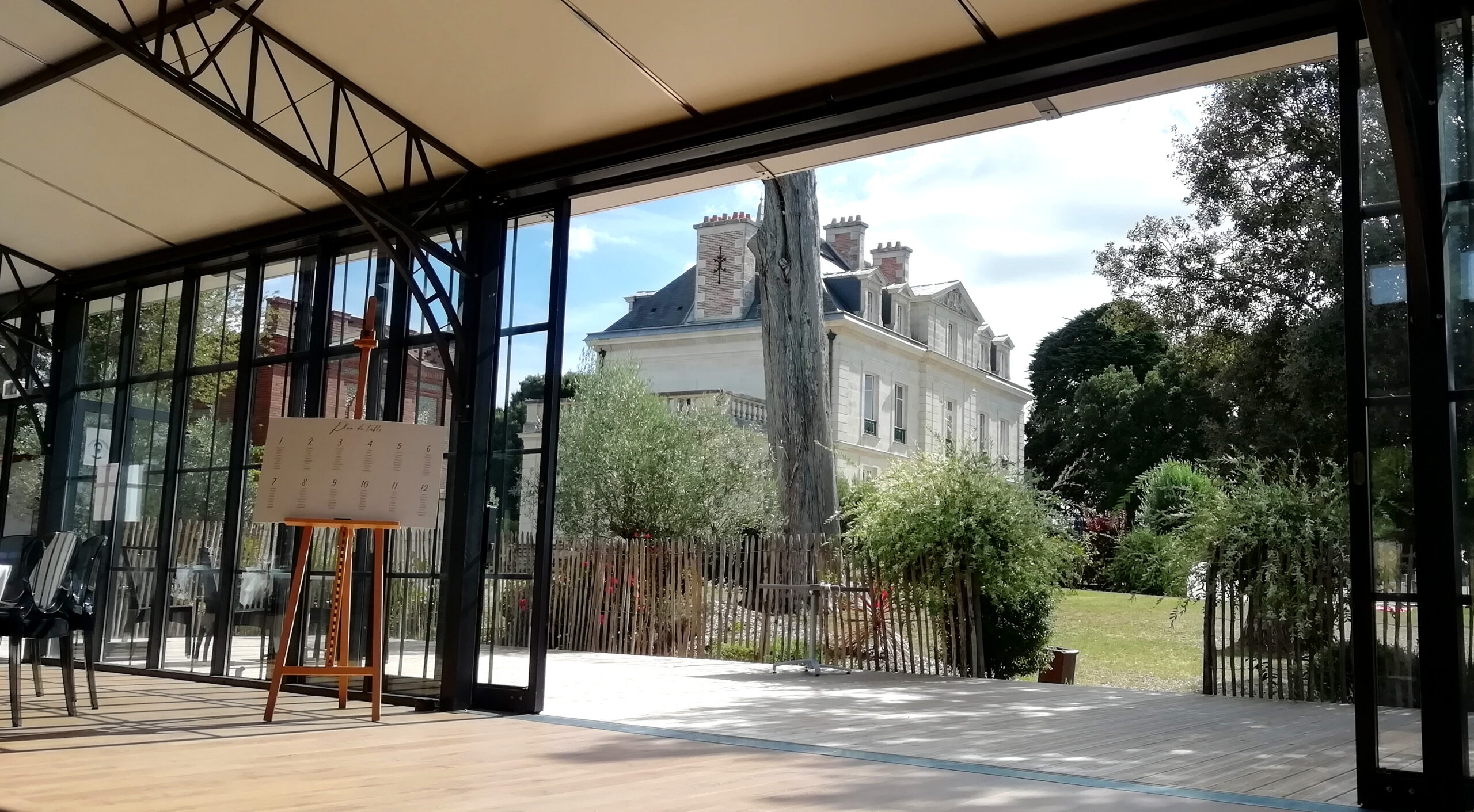 Vue intérieure d'une orangerie sur un domaine